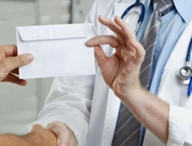 Ασθενής καταγγέλει: «Με έδιωξαν με αιμορραγία από νοσοκομείο γιατί δεν είχα να δώσω φακελάκι»